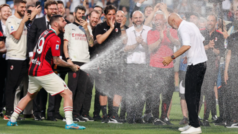 Ibrahimovic duke pirë puro, lotët e Leaos: Momentet më të mira nga festimet për titull të Milanit