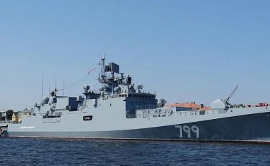 Një tjetër luftanije ruse raportohet se është përfshirë nga zjarri, pasi “u godit nga raketa ukrainase” në Detin e Zi