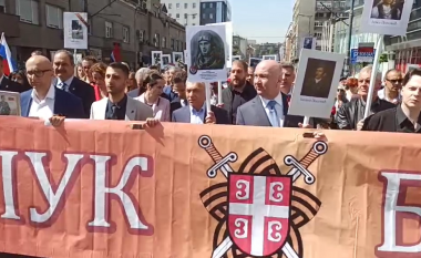 Me foto të Putinit dhe simbolin famëkeq rus 'Z' – qytetarët serb në Beograd marshojnë për Ditën e Fitores në përkrahje të agresionit në Ukrainë