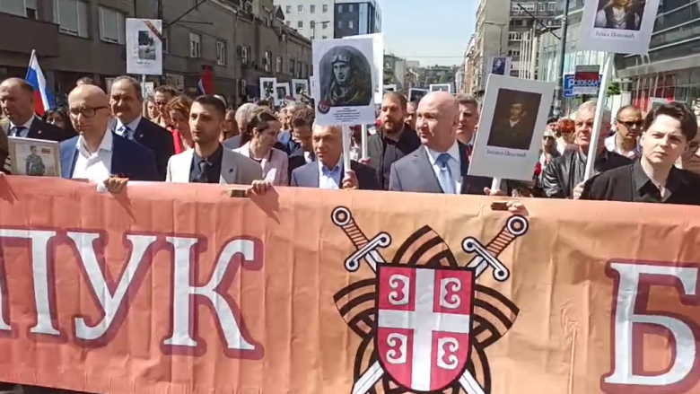 Me foto të Putinit dhe simbolin famëkeq rus ‘Z’ – qytetarët serb në Beograd marshojnë për Ditën e Fitores në përkrahje të agresionit në Ukrainë