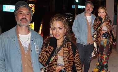 Rita Ora shfaqet përkrah të dashurit me një veshje të çuditshme, gjatë një mbrëmje në Hollywood