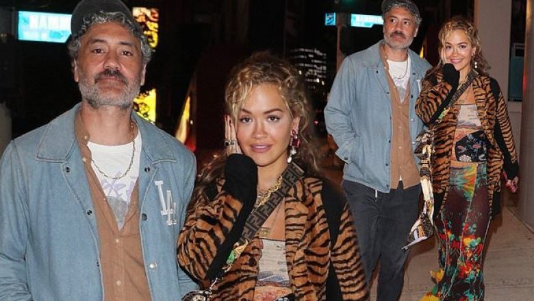 Rita Ora shfaqet përkrah të dashurit me një veshje të çuditshme, gjatë një mbrëmje në Hollywood