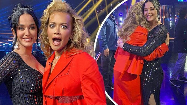 Rita Ora shkëlqen me dukjen në “American Idol”, ndërsa takohet me Katy Perryn