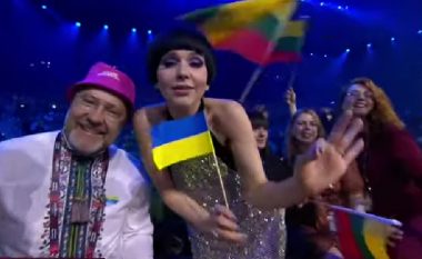 Përfaqëson Lituaninë, por këngëtarja Monika Liu mbajti vazhdimisht flamurin e Ukrainës në finalen e Eurovision 2022
