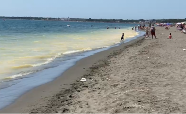 Fenomeni i rrallë në plazhin e Velipojës, uji bëhet i verdhë