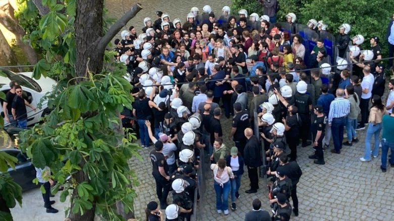 Policia ndërpret paradën e LGBTQ në një universitet në Turqi, arreston të gjithë pjesëmarrësit