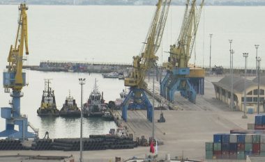 Polumbarët e RENEA-s kontrollojnë anijen në Durrës ku u zbulua 59 kg kokainë