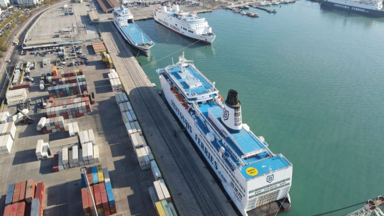 Rreth 60 mijë udhëtarë dhe mbi 20 mijë automjete hynë dhe dolën nga Porti i Durrësit në Dhjetor