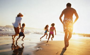 Keni në plan të shkoni në pushime me fëmijën tuaj? Këshillat që do t’ju ndihmojnë ta bëni udhëtimin pa stres