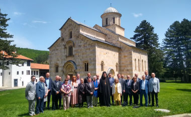 Ambasadorët e QUINT-it vizitojnë Manastirin e Deçanit