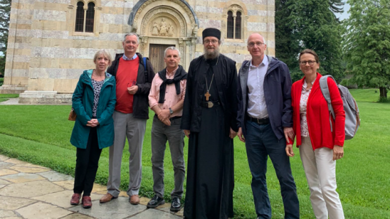 Pas kërkesës së QUINT-it, tre ambasadorë të huaj vizitojnë Manastirin e Deçanit