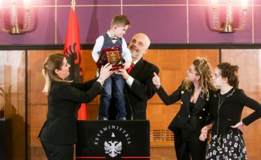 11 fëmijë heronjsh dhe dëshmorësh në Shqipëri marrin statusin “Në përkujdesje të Republikës”