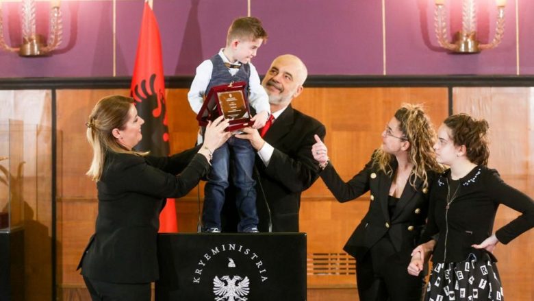 11 fëmijë heronjsh dhe dëshmorësh në Shqipëri marrin statusin “Në përkujdesje të Republikës”