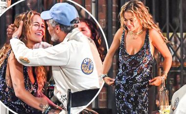 Rita Ora dhe Taika nuk përmbahen në publik, puthen dhe shpërfaqin dashurinë e tyre para njerëzve