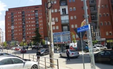 Pastrohet rruga “Muharrem Fejza”, komuna e Prishtinës u bën thirrje banorëve të mos i parkojnë veturat në trotuare 