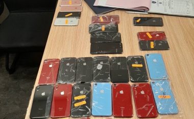 Kontrabandë me mallra në veri, konfiskohen 20 telefona pa dokumente përcjellëse në veturën e shtetasit të Serbisë me vlerë rreth 1.500 euro