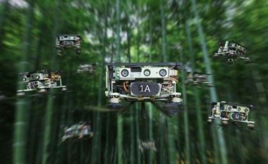 Dronët tani mund të fluturojnë “në tufë” në mënyrë autonome, edhe nëpër një pyll të dendur