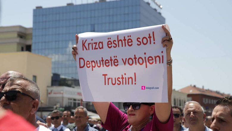 Protestohet për tërheqjen e kursimeve nga Trusti, bëhet thirrje që të votohet Projektligji