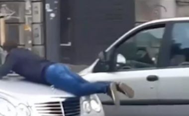 Një kalimtar përleshet me taksistin në Beograd, më pas ‘përfundon mbi veturën e tij’