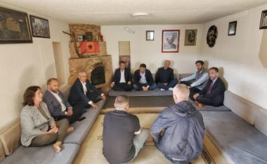 Kryetari i PDK-së viziton familjet e Hysni Gucatit e Nasim Haradinajt