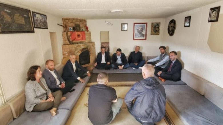 Kryetari i PDK-së viziton familjet e Hysni Gucatit e Nasim Haradinajt
