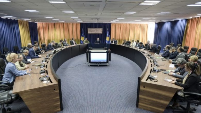 Kryeministri Kurti priti në takim oficerë nga Kolegji Mbretëror për Studime të Mbrojtjes RCDS: Kosova rreshtohet me demokracitë dhe vlerat demokratike