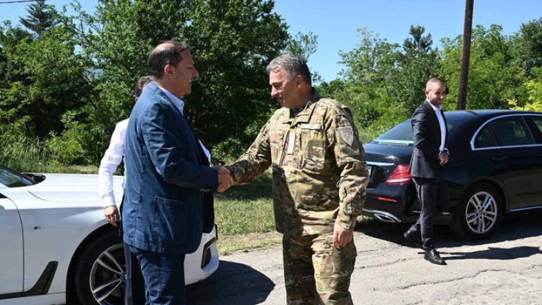 Spasovski viziton terrenet e rindërtuara sportive në Qendrën Policore “Gjorçe Petrov” – Shkup, donacion nga FFM