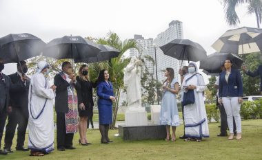 Në Panama përurohet shtatorja e Nënë Terezës, vepër e skulptorit kosovar