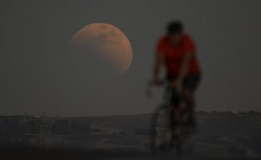 Eklipsi i plotë hënor ofroi pamje mahnitëse të Hënës