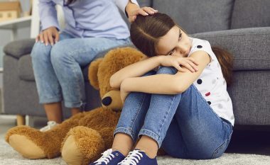 Si ta dallojmë depresionin te fëmijët? Këto njëmbëdhjetë simptoma janë treguesit kryesorë