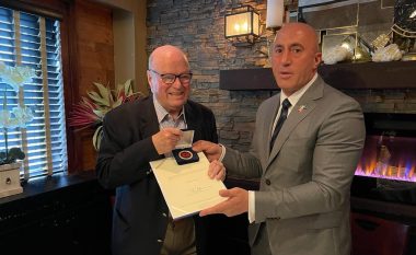 Për kontributin në pavarësinë e Kosovës, Haradinaj nderon me medalje ambasadorin amerikan Wisner