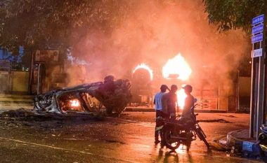 Protestuesit djegin shtëpitë e politikanëve gjatë natës së trazirave në Sri Lanka