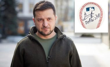 Shitet për 50 mijë dollarë topi i bejsbollit i nënshkruar nga Zelensky