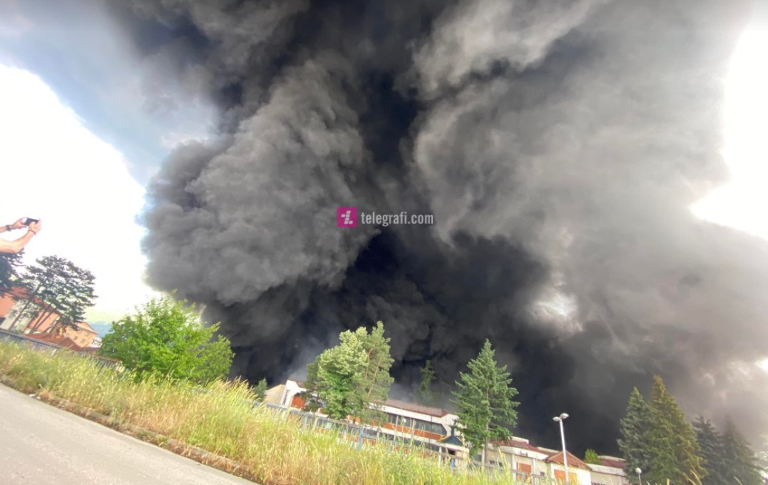 Zjarri zgjerohet në fabrikat tjera afër ish-Monopolit në Tetovë