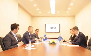 Guvernatori Mehmeti dhe ambasadori australian, Biggi flasin për zhvillimet makroekonomike në Kosovë