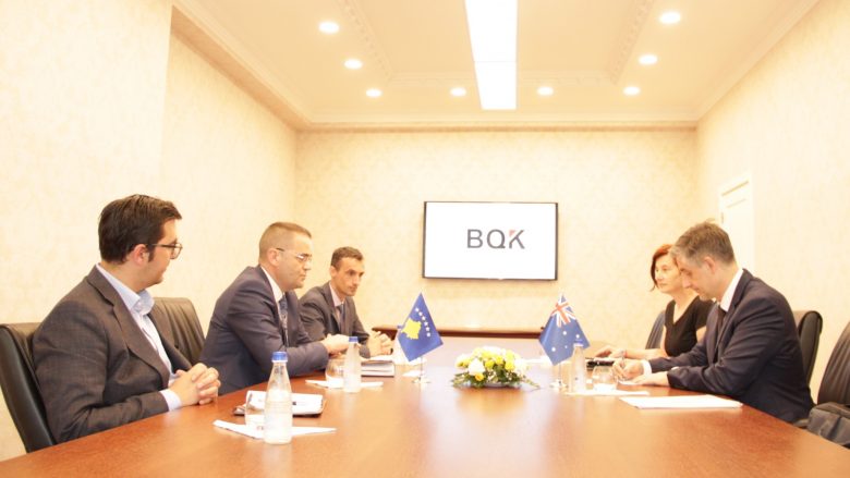 Guvernatori Mehmeti dhe ambasadori australian, Biggi flasin për zhvillimet makroekonomike në Kosovë
