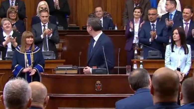 Vetëm Daçiqi qëndronte i ulur derisa Vuçiqi mbante fjalimin, u ngrit në këmbë vetëm kur presidenti serb ia hodhi një shikim