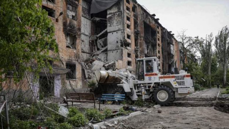 Autoritetet lokale të Mariupolit gjejnë qindra kufoma nën rrënojat e ndërtesave të shkatërruara