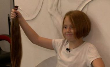 Vajza 9-vjeçare mbledh para për forcat e armatosura të Ukrainës, duke i prerë flokët