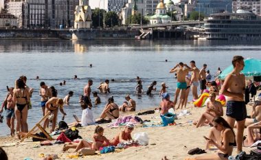 Pavarësisht luftimeve të ashpra që po zhvillohen në Ukrainë, banorët e Kievit gjejnë kohë edhe për pak relaks – mbushet plazhi i qytetit