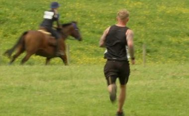 Njeriu kundër kalit, britaniku që pas 15 viteve arriti  t’ia kalojë në vrapim kafshës – fitoi 4 mijë dollarë