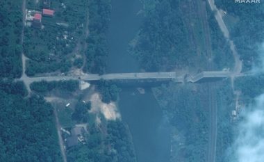 Imazhet satelitore tregojnë urat e shkatërruara nga rusët në lindje të Ukrainës – pamundësohet hapja e korridoreve humanitare për civilët