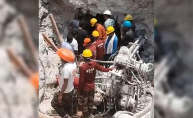 Katër ditë më parë ra në bunarin 60 metra të thellë, mbi 200 anëtarë të ekipit të shpëtimit në Indi po tentojnë të nxjerrin djaloshin