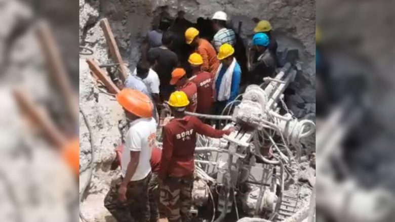Katër ditë më parë ra në bunarin 60 metra të thellë, mbi 200 anëtarë të ekipit të shpëtimit në Indi po tentojnë të nxjerrin djaloshin