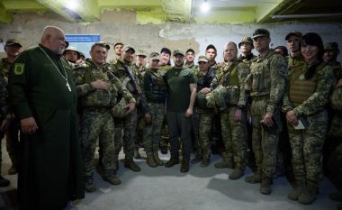 Zelensky pas vizitës në front në jug të Ukrainës: Ushtarët nuk dyshojnë në fitoren kundër rusëve