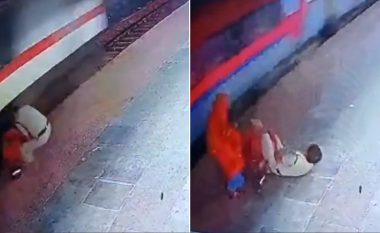 Vetëm një sekondë e ndau nga vdekja, polici indian shpëton gruan e cila për pak sa nuk u shtyp nga treni që lëvizte me shpejtësi