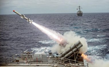 Inteligjenca britanike: Ukrainasit shkatërrojnë me raketat Harpoon, anijen ruse