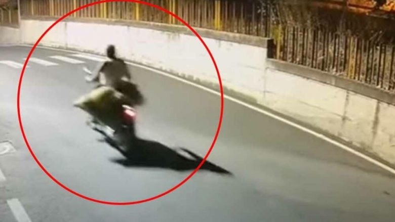 Rumuni në Itali mbytë bashkëkombësin, u filmua nga kamerat e sigurisë duke transportuar me motoçikletë kufomën në qese të najlonit