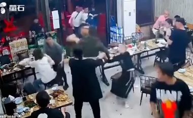 Pas publikimit të pamjeve ku nëntë burra rrahin brutalisht katër gra në një restorant në Kinë, shkarkohet zëvendëskomandati i policisë