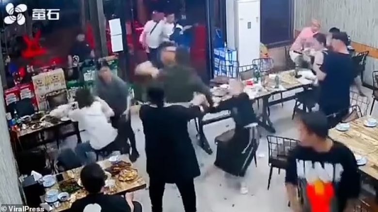 Pas publikimit të pamjeve ku nëntë burra rrahin brutalisht katër gra në një restorant në Kinë, shkarkohet zëvendëskomandati i policisë
